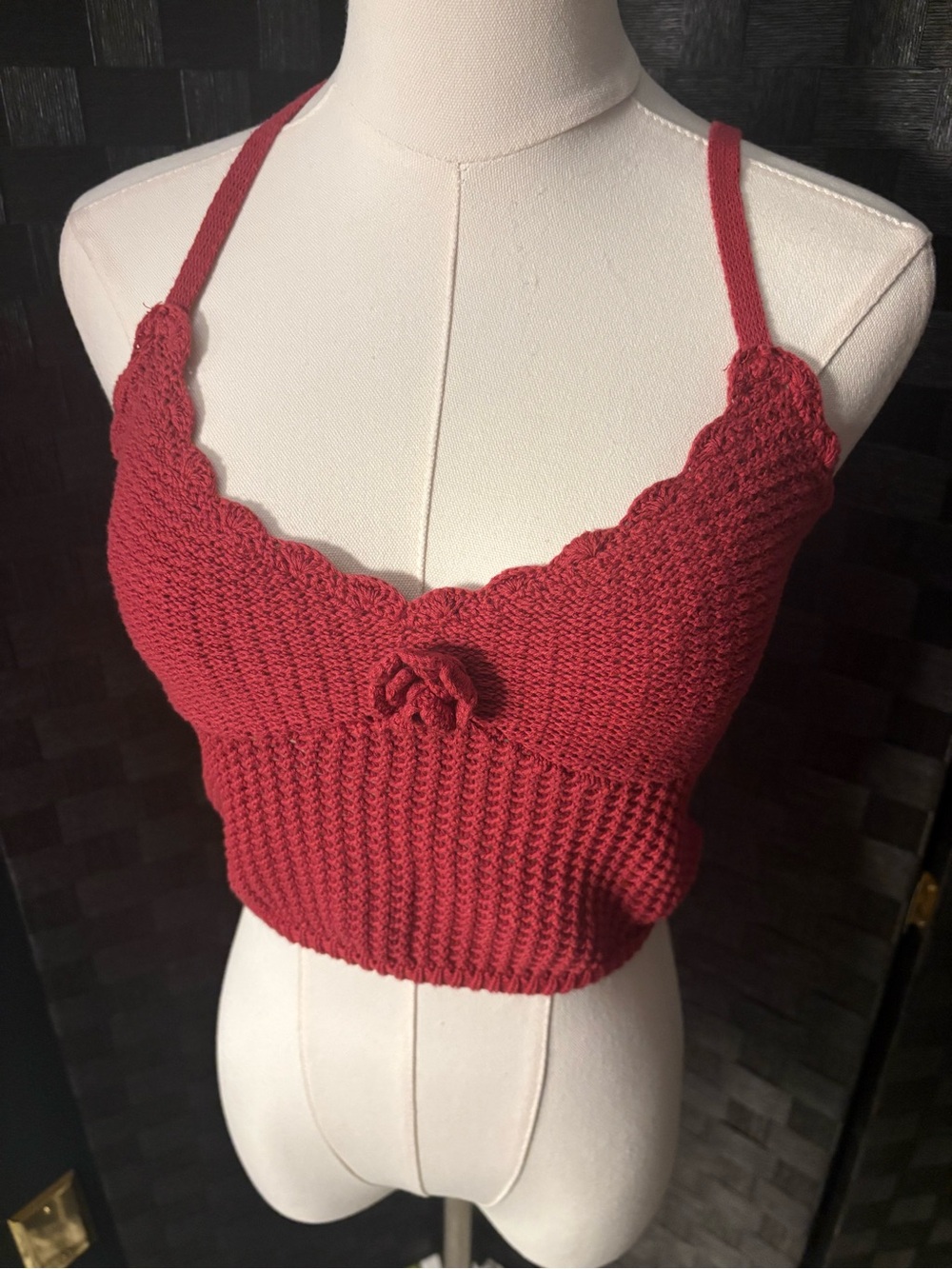 Beverly & Beck Kendra Rose red crochet cropped tank top